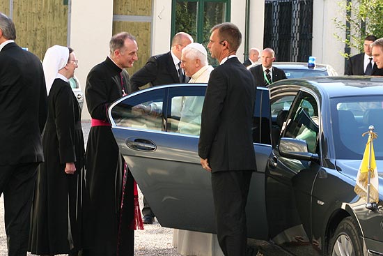 Dies ist DER Moment: Papst Benedikt XVI betritt erstmals Münchner Boden als Papst(Foto: CADU)